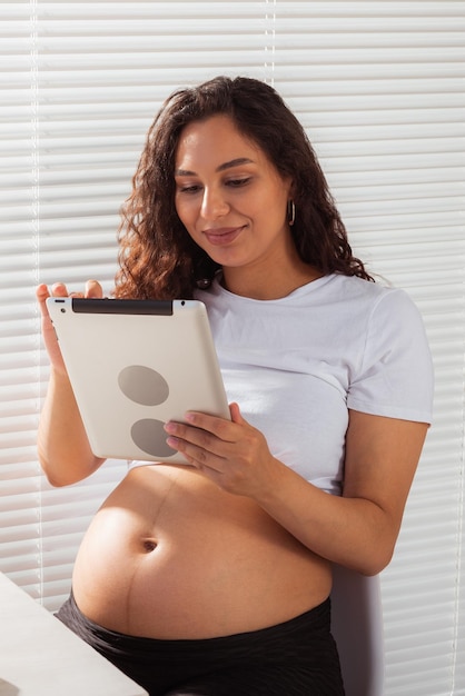 Foto mujer joven sonriendo