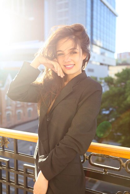 Foto mujer joven sonriendo