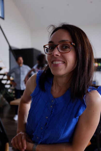 Foto mujer joven sonriendo