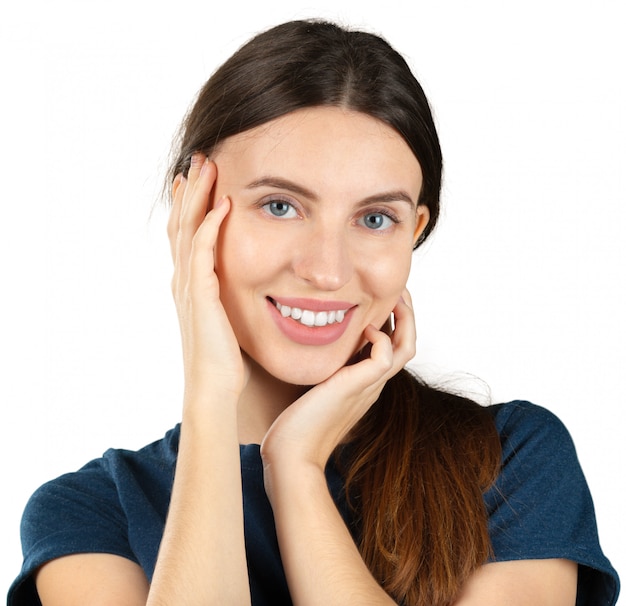 Mujer joven sonriente aislada en blanco