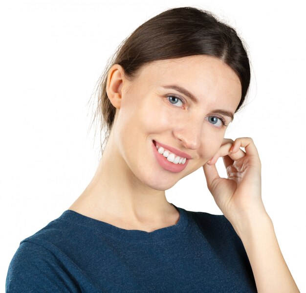 Mujer joven sonriente aislada en blanco