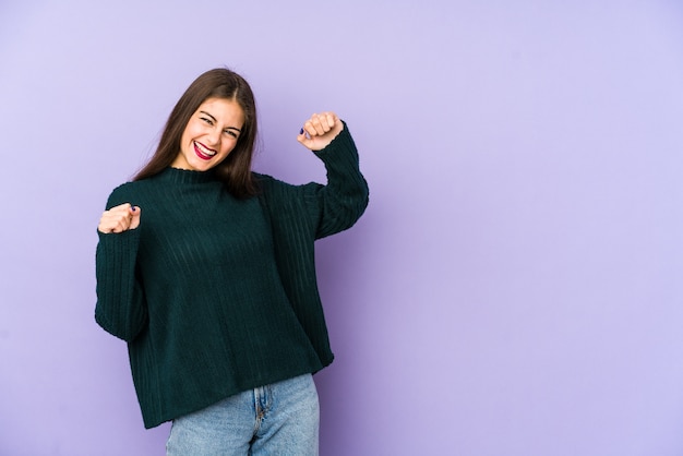 Mujer joven, sonriente, aislado, en, púrpura