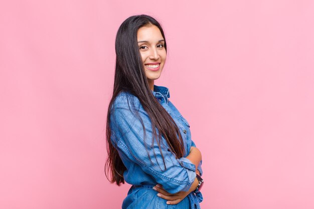 Mujer joven, sonriente, con, brazos cruzados