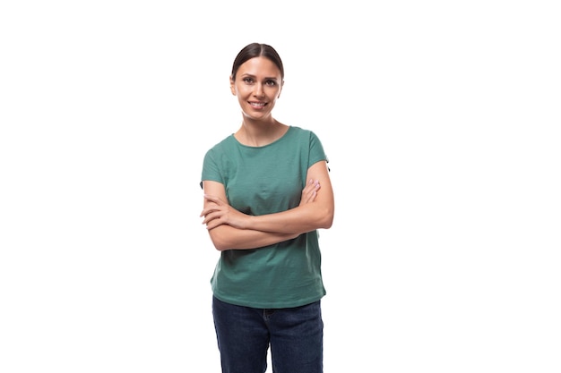 Foto una mujer joven sonriente con cabello negro y una figura delgada vestida con una camiseta verde parece confiada