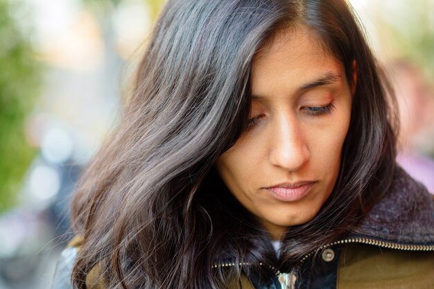 Mujer joven, sonriente, en la ciudad