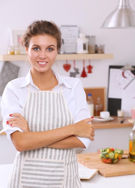 Mujer joven sonriente en la cocina