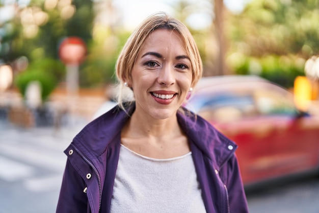 mujer joven, sonriente, confiado, posición, en, calle