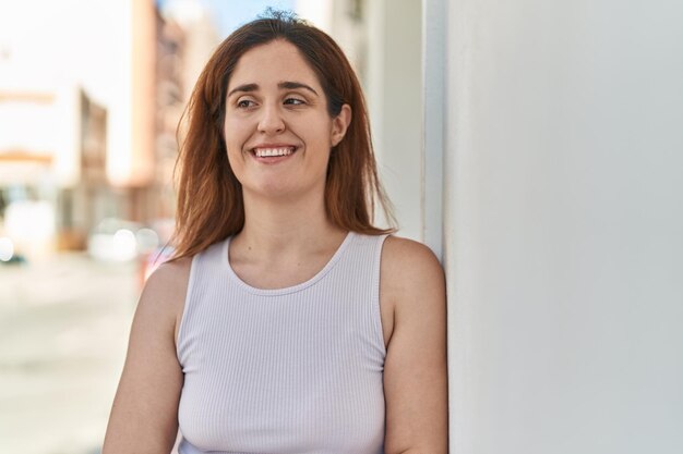 mujer joven, sonriente, confiado, posición, en, calle