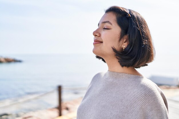 mujer joven, sonriente, confiado, respiración, en, playa