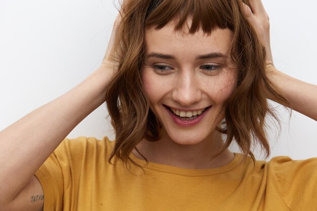 Foto mujer joven sonriente contra un fondo blanco