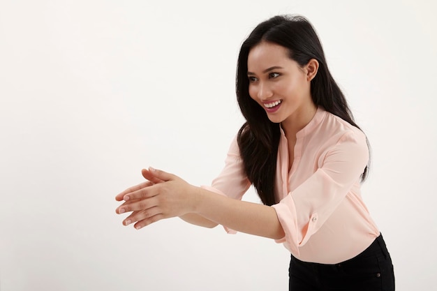 Foto mujer joven sonriente contra un fondo blanco