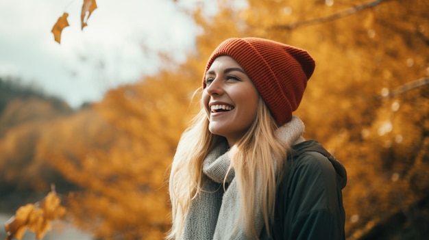 mujer joven sonriente disfrutando de la naturaleza en otoño