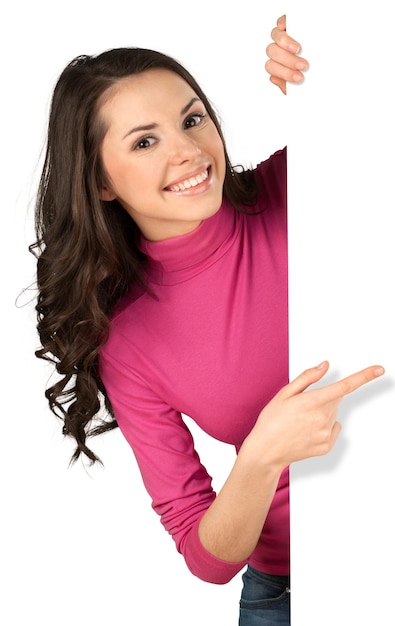 Foto mujer joven sonriente feliz que muestra el cartel en blanco, aislado en el fondo blanco