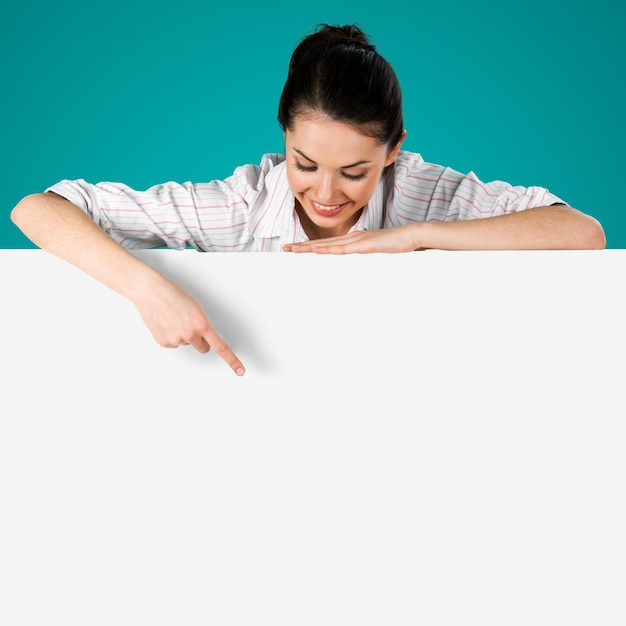 Foto mujer joven sonriente feliz que muestra el letrero en blanco,