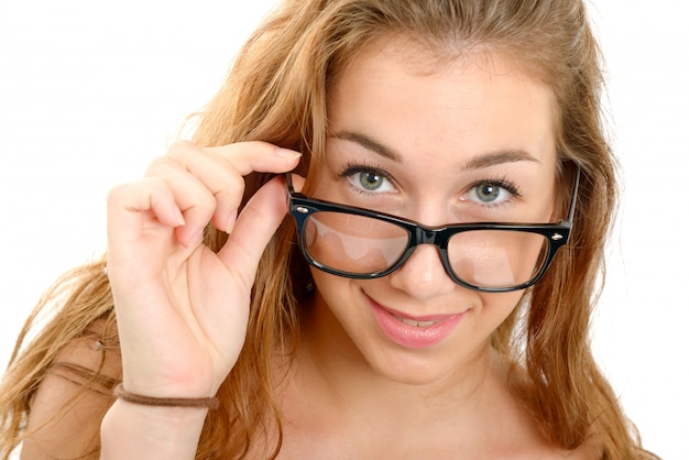 Mujer joven sonriente con gafas negras