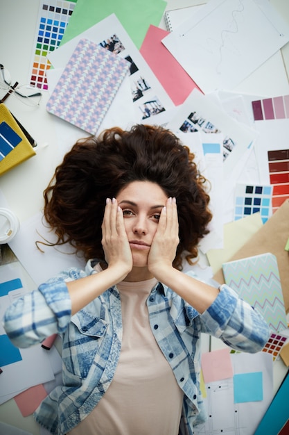 Foto mujer joven sonriente en lío creativo