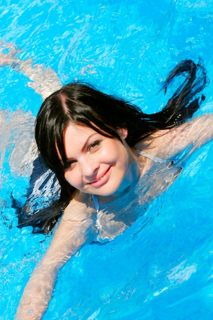 Mujer joven, sonriente, en, un, piscina