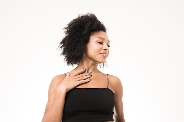 mujer joven, sonriente, retrato, de, piel limpia, en, estudio, blanco, plano de fondo