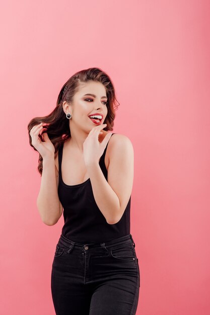 Mujer joven sonriente en ropa negra