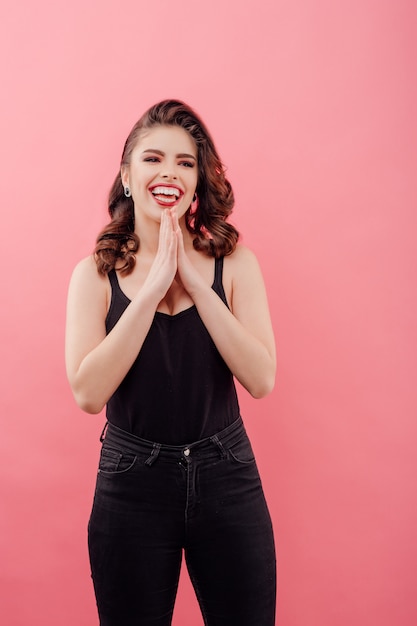 Mujer joven sonriente en ropa negra