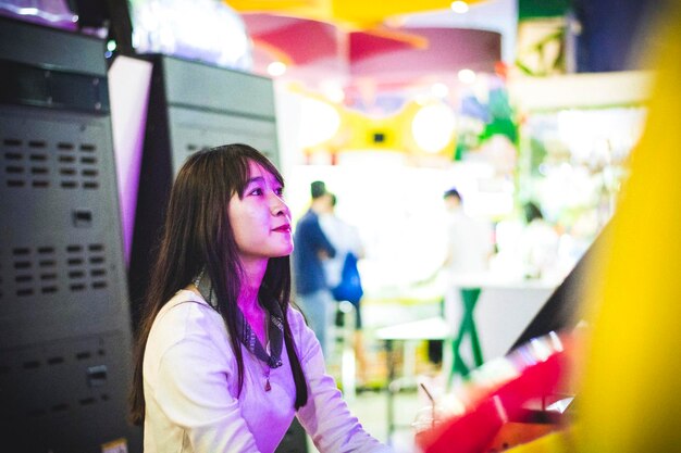 Foto mujer joven sonriente en una sala de juegos