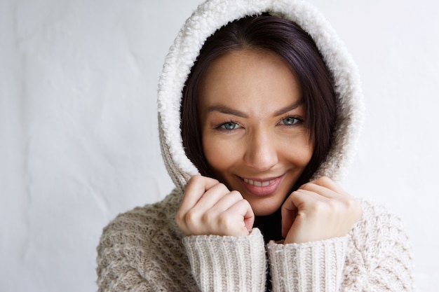 Mujer joven, sonriente, con, suéter
