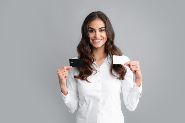 Mujer joven sonriente con tarjeta de crédito Empresaria o empresaria compras en línea comercio electrónico banca por Internet gastar dinero