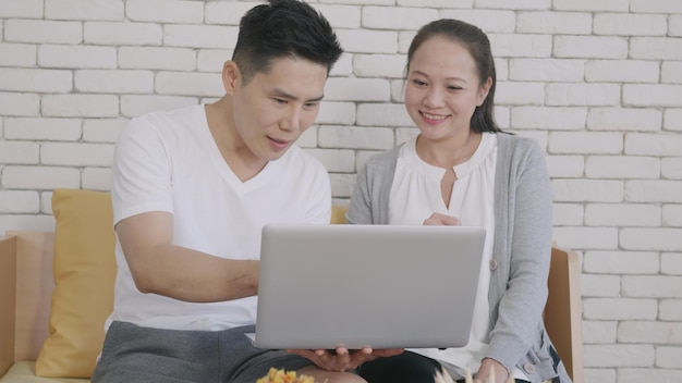 Mujer joven sonriente usando un teléfono móvil