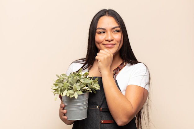 Mujer joven, sonriente