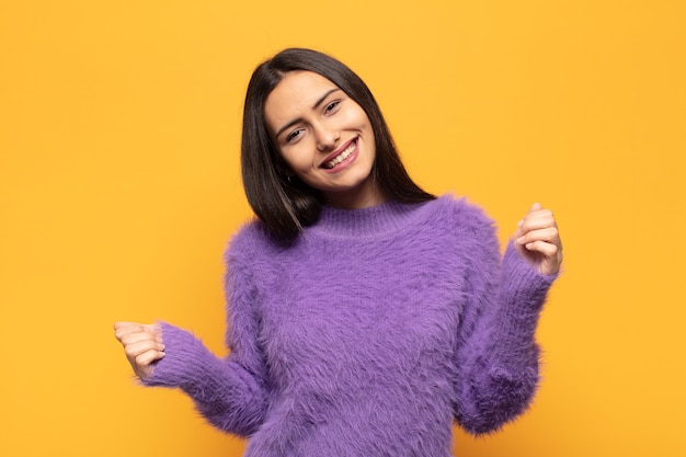 Mujer joven, sonriente