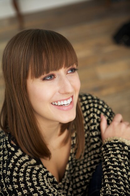 Mujer joven, sonriente