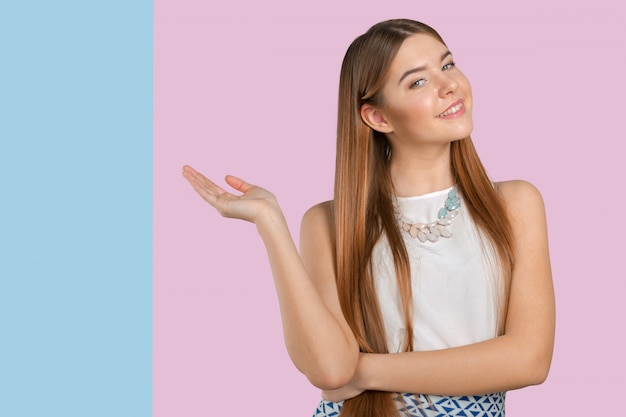 Mujer joven, sonriente