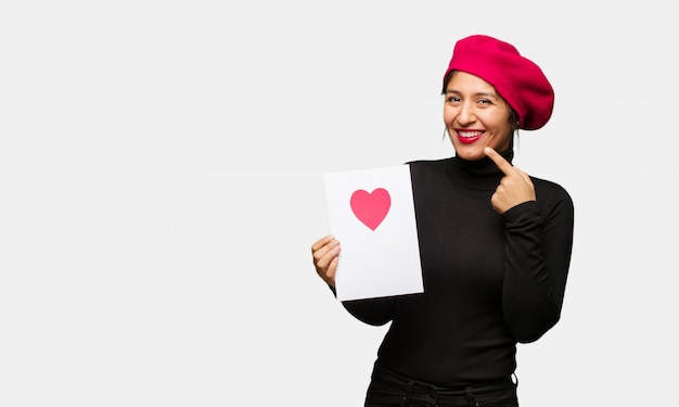 Mujer joven en sonrisas del día de San Valentín, señalando la boca