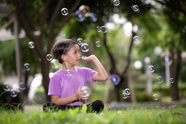 Foto mujer joven soplando burbujas