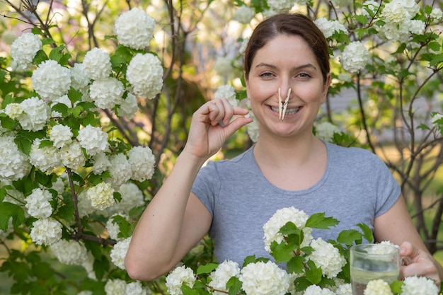 Foto mujer joven soplando flores