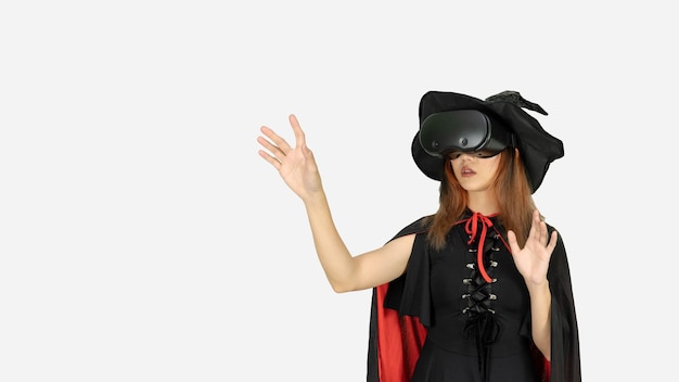 Mujer joven sorprendida tocando el aire durante la experiencia de realidad virtual Foto de estudio horizontal Concepto de Halloween