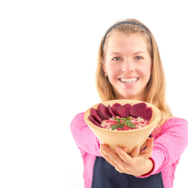 Mujer joven sosteniendo alimentos saludables veganos crudos. Cuenco de bambú de concepto de alimentos crudos