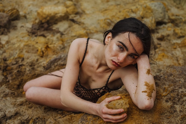 Mujer joven sosteniendo arena
