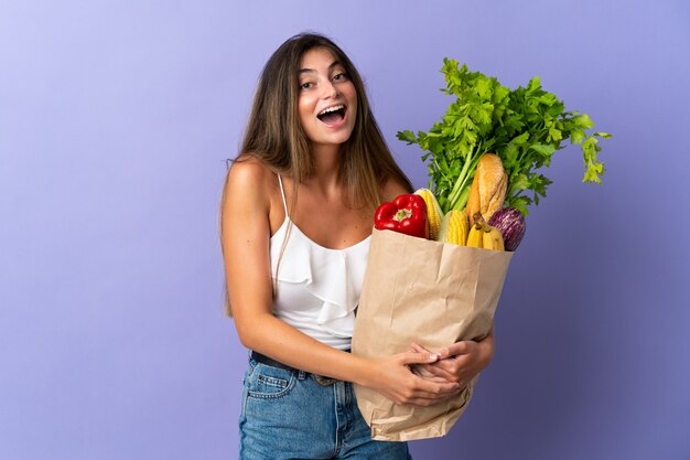 Mujer joven sosteniendo una bolsa de compras