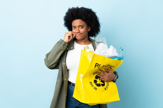 Mujer joven sosteniendo una bolsa de reciclaje