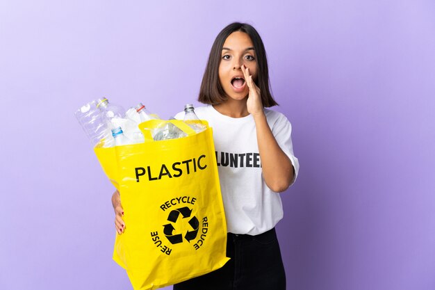 Mujer joven sosteniendo una bolsa de reciclaje