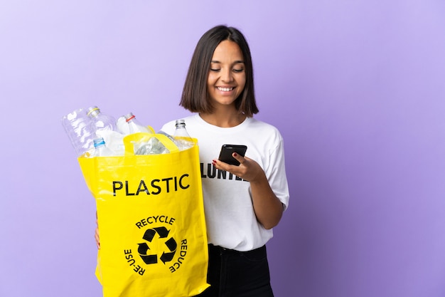 Mujer joven sosteniendo una bolsa de reciclaje