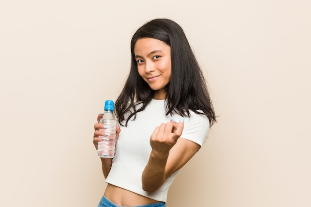 Mujer joven sosteniendo una botella de agua