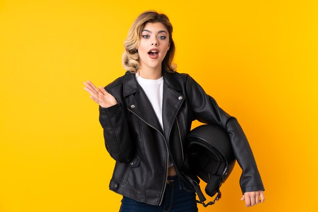 Mujer joven sosteniendo un casco de moto