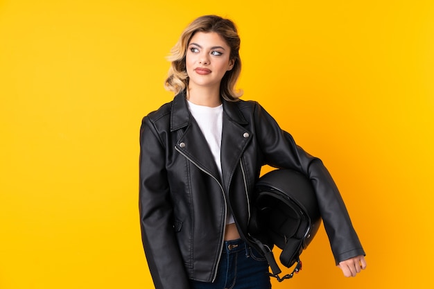 Mujer joven sosteniendo un casco de moto