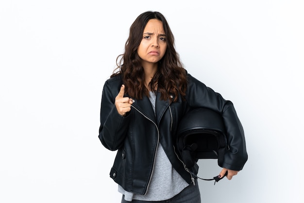 Mujer joven sosteniendo un casco de motocicleta aislado