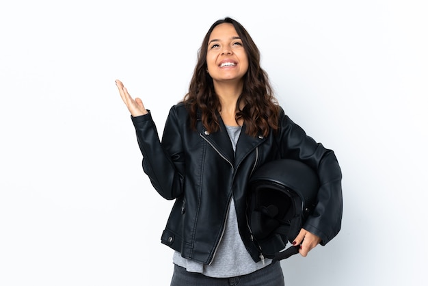 Mujer joven sosteniendo un casco de motocicleta aislado