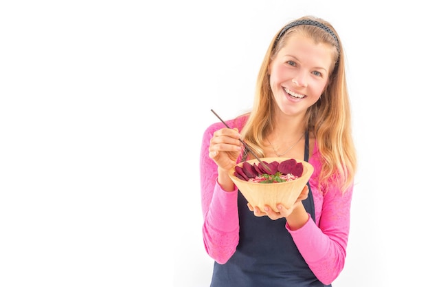 Mujer joven sosteniendo comida sana vegetariana cruda Concepto de comida cruda