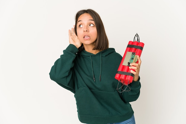 Mujer joven sosteniendo una dinamita