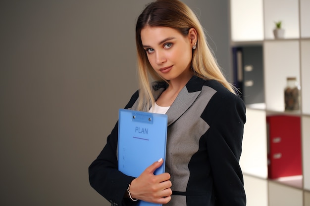 Mujer joven sosteniendo documentos